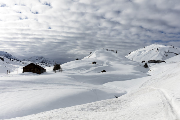 山区农家小雪覆盖