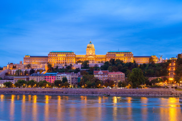 布达佩斯老城黄昏夜景