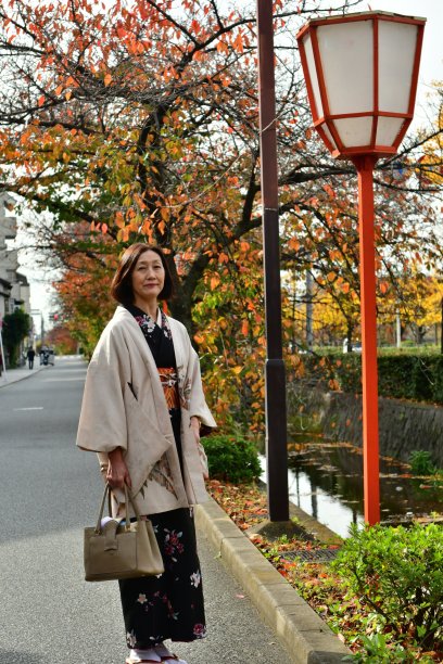 银杏树下的女子