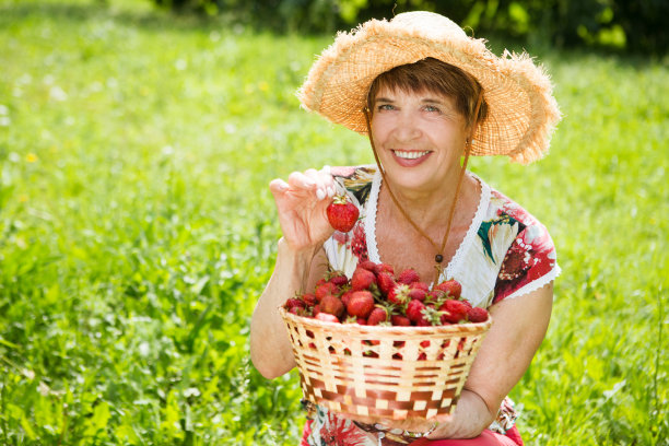 微笑的女人拿着草莓