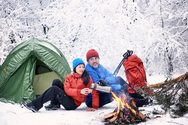 行走在雪地中的人