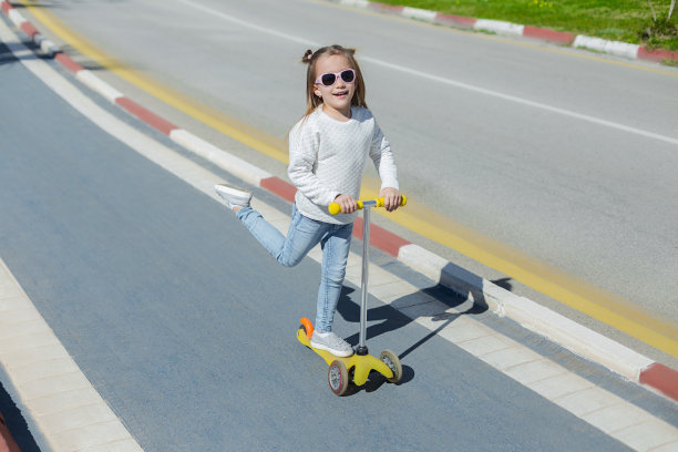玩滑板车的孩子