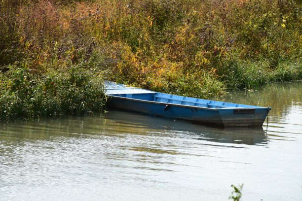 河边停泊的木船