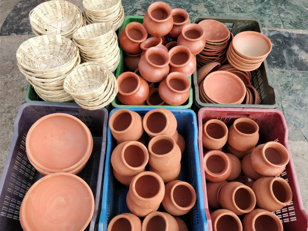 很多陶瓷碗
