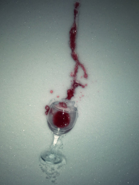 雪地上的红酒