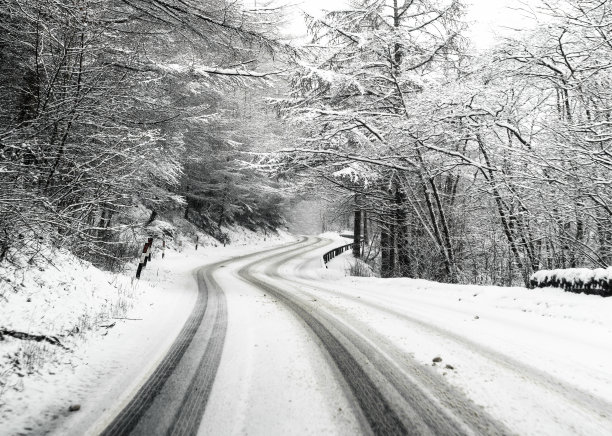 雪中的马路