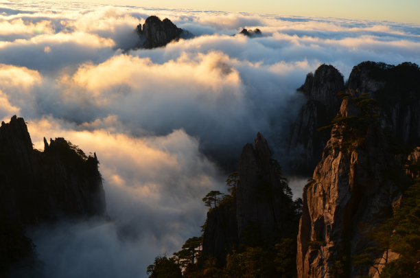 云雾中的黄山风景