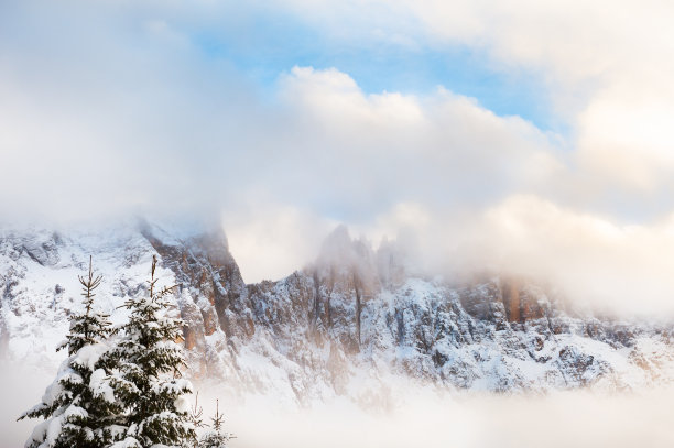 滑雪场山顶日落