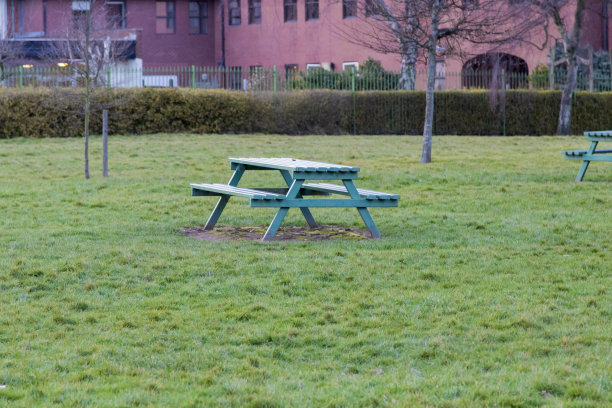 草地上的休息桌椅