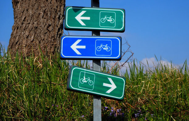 自行车道指示牌