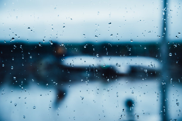 落在窗户玻璃上的雨点水珠