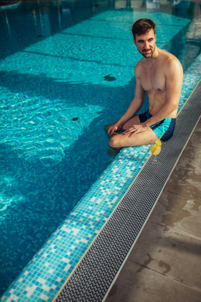 快乐的年轻男子在泳池边