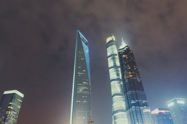 上海,仰拍的摩天大楼