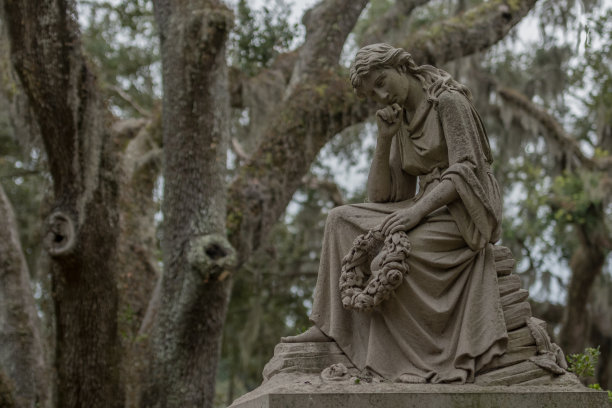 statue