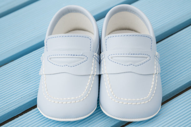 婴儿穿着蓝色鞋靴