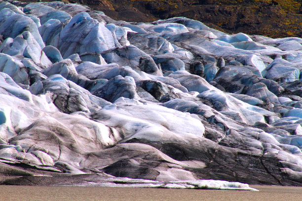 冰川国家公园的岩石山峰