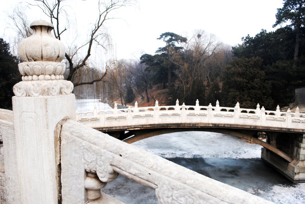 白雪与桥