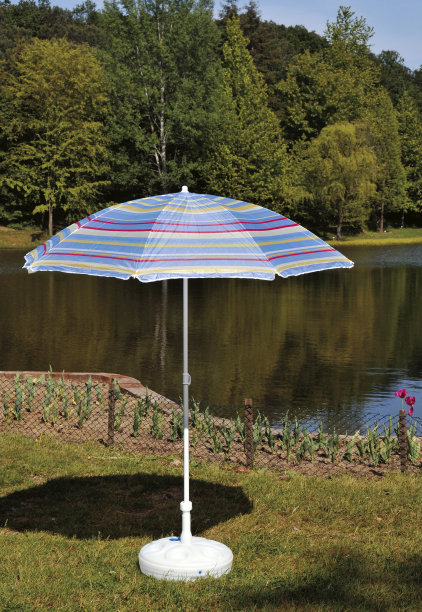 草地上的遮阳伞