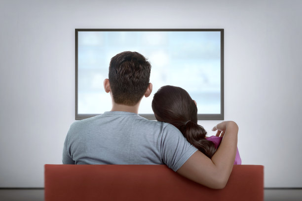 年轻夫妇在家看电影
