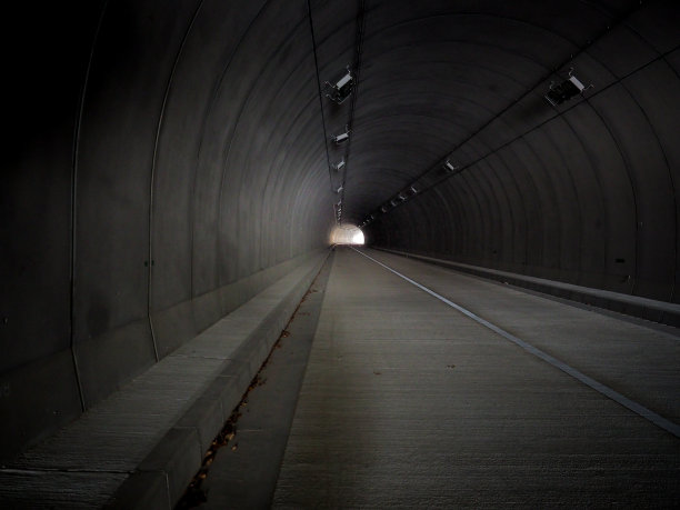 白色隧道艺术摄影