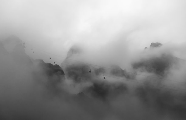 山间大雾