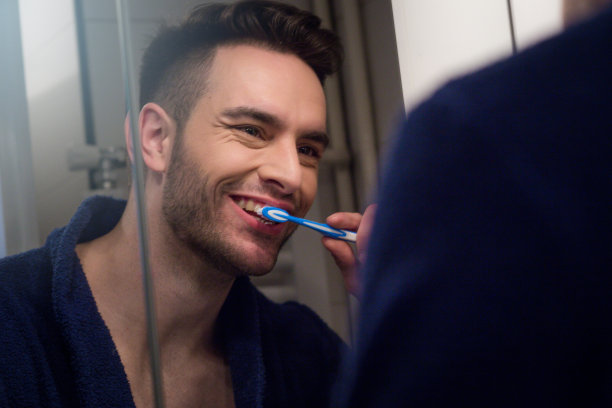英俊男子在浴室清洁牙齿