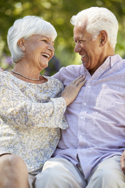 微笑的老年夫妇拥抱在户外