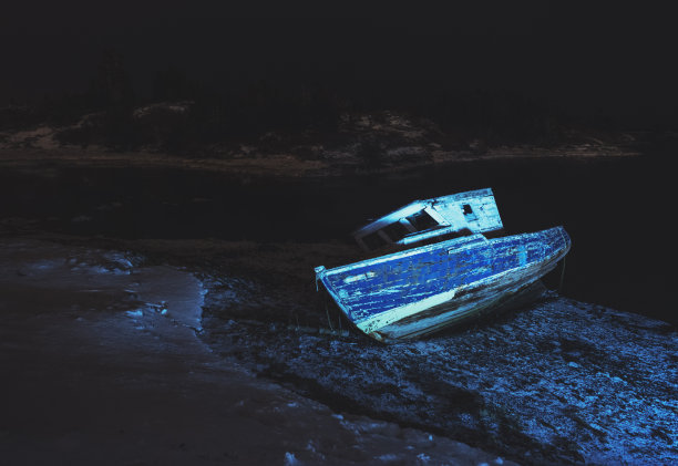 海边沙滩上的破旧船只