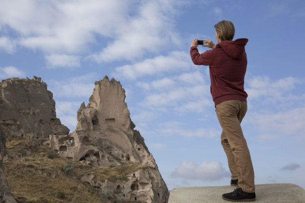 手持手机拍摄山间风景