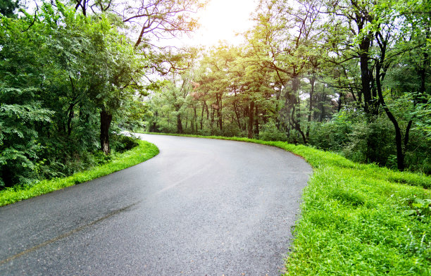 雨天的乡村道路美景