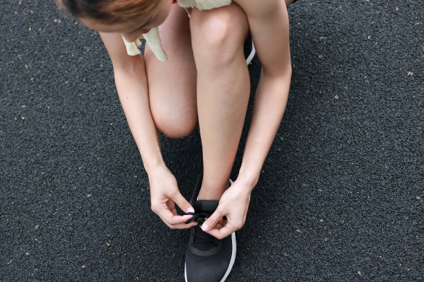 在跑道上准备跑步女运动员