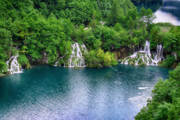 山谷壮观的瀑布湖泊