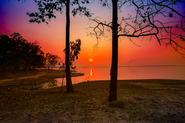 湖边金色夕阳