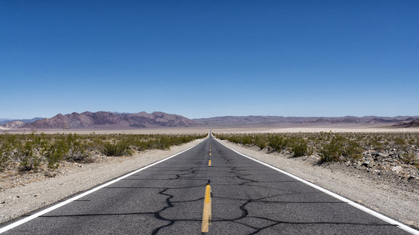 沙漠中的高速路