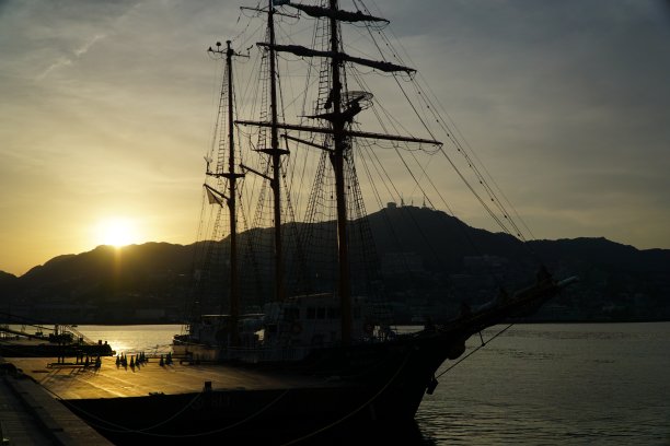 夕阳的帆船