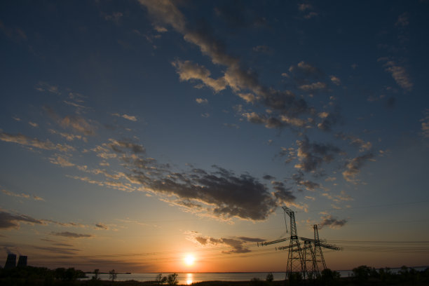 夕阳与电塔
