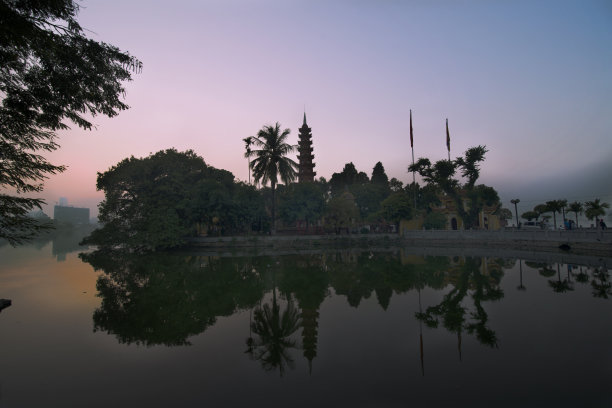 夕阳下的池塘