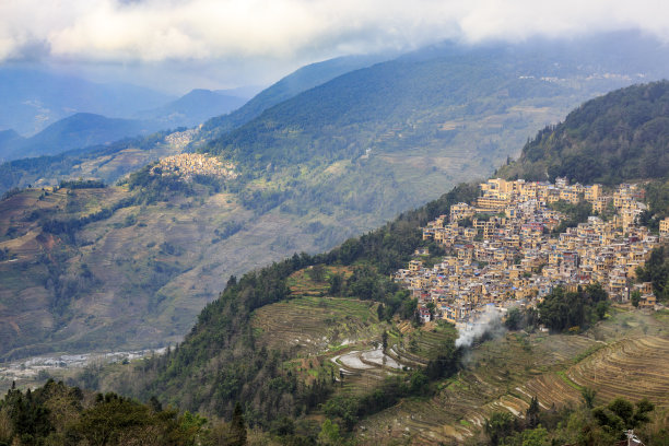 迷雾山村