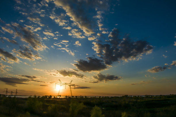 夕阳与电塔