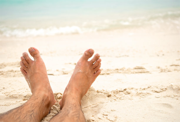 躺在沙滩晒日光浴的男人