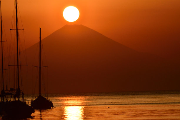 海平面的夕阳残阳