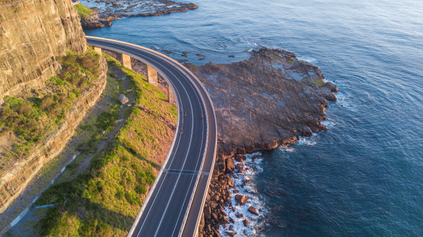 航拍海岸线盘山公路