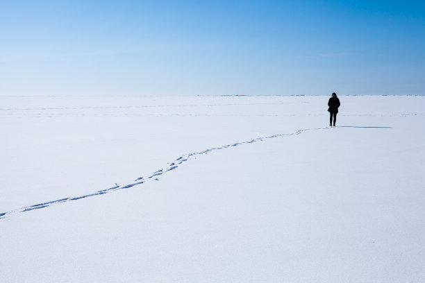 行走在雪地中的人