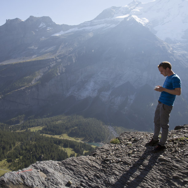 手持手机拍摄山间风景