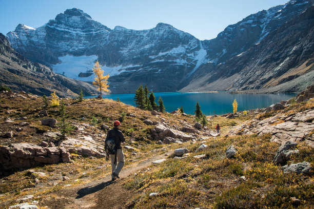 行走在雪地中的人