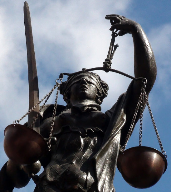 法治雕塑