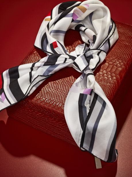 红底格纹服饰图案