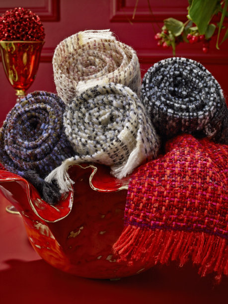 红底格纹服饰图案