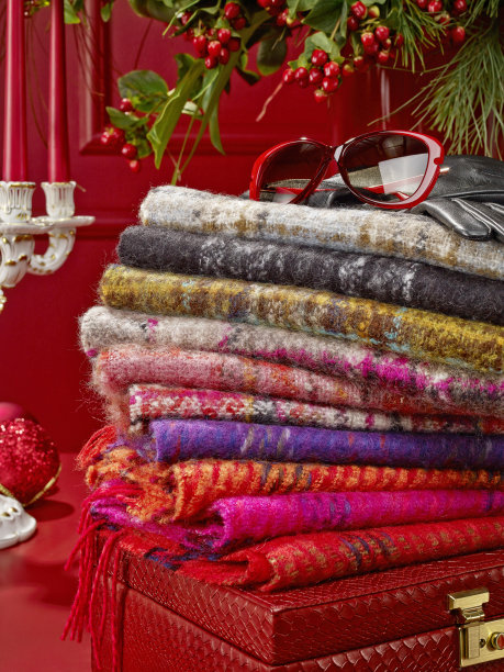 红底格纹服饰图案