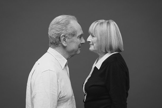 微笑的老年夫妇的画像